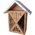 Ci sono insetti fastidiosi (e potenzialmente pericolosi per l'uomo) come le zanzare, ma esistono anche insetti simpatici e molto utili al nostro giardino e al nostro orto come le coccinelle, i bombi, le farfalle e le api solitarie.
Questa casetta offre loro un rifugio sicuro e confortevole.